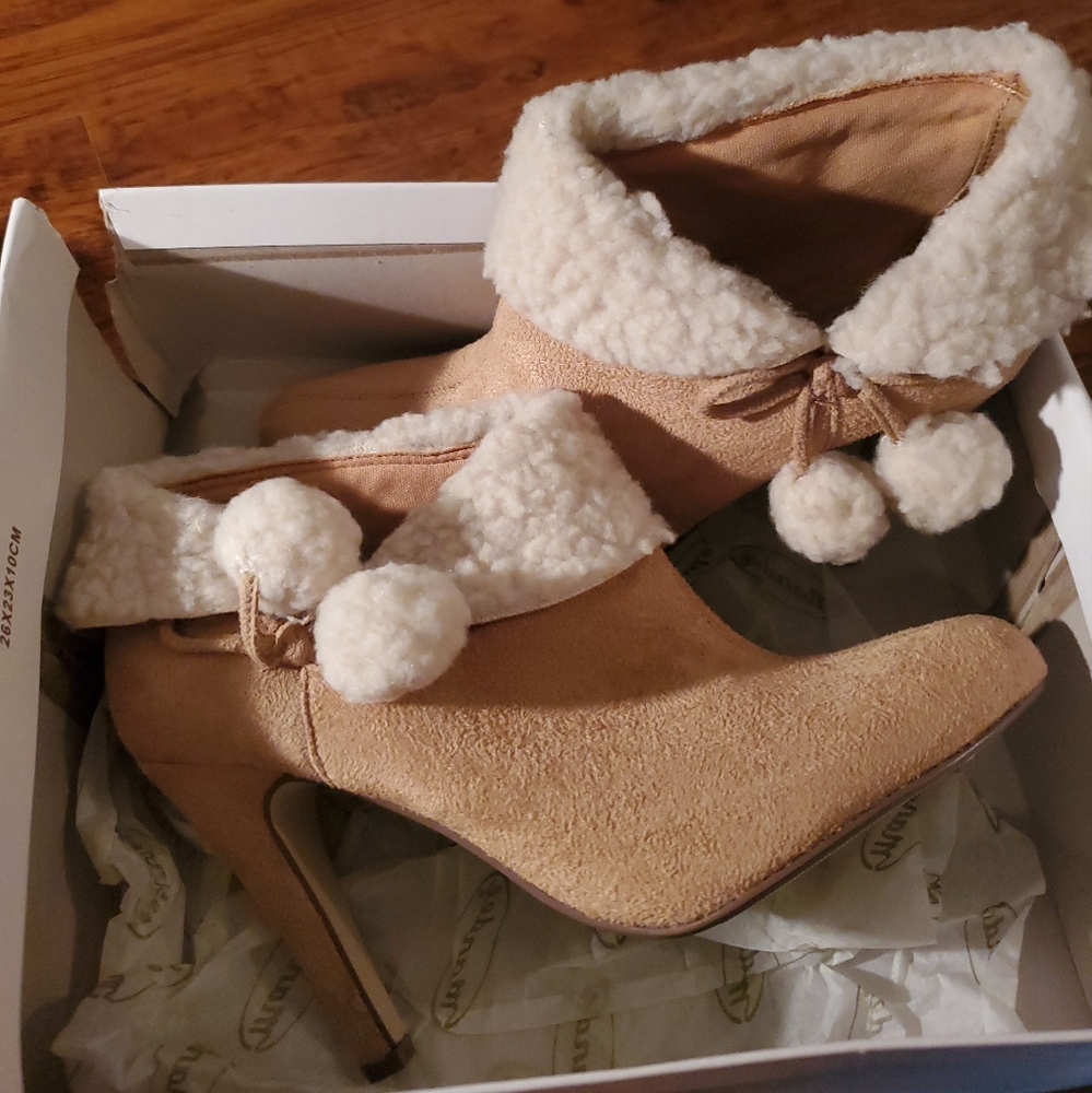 Tan heeled booties - Picture 2 of 3